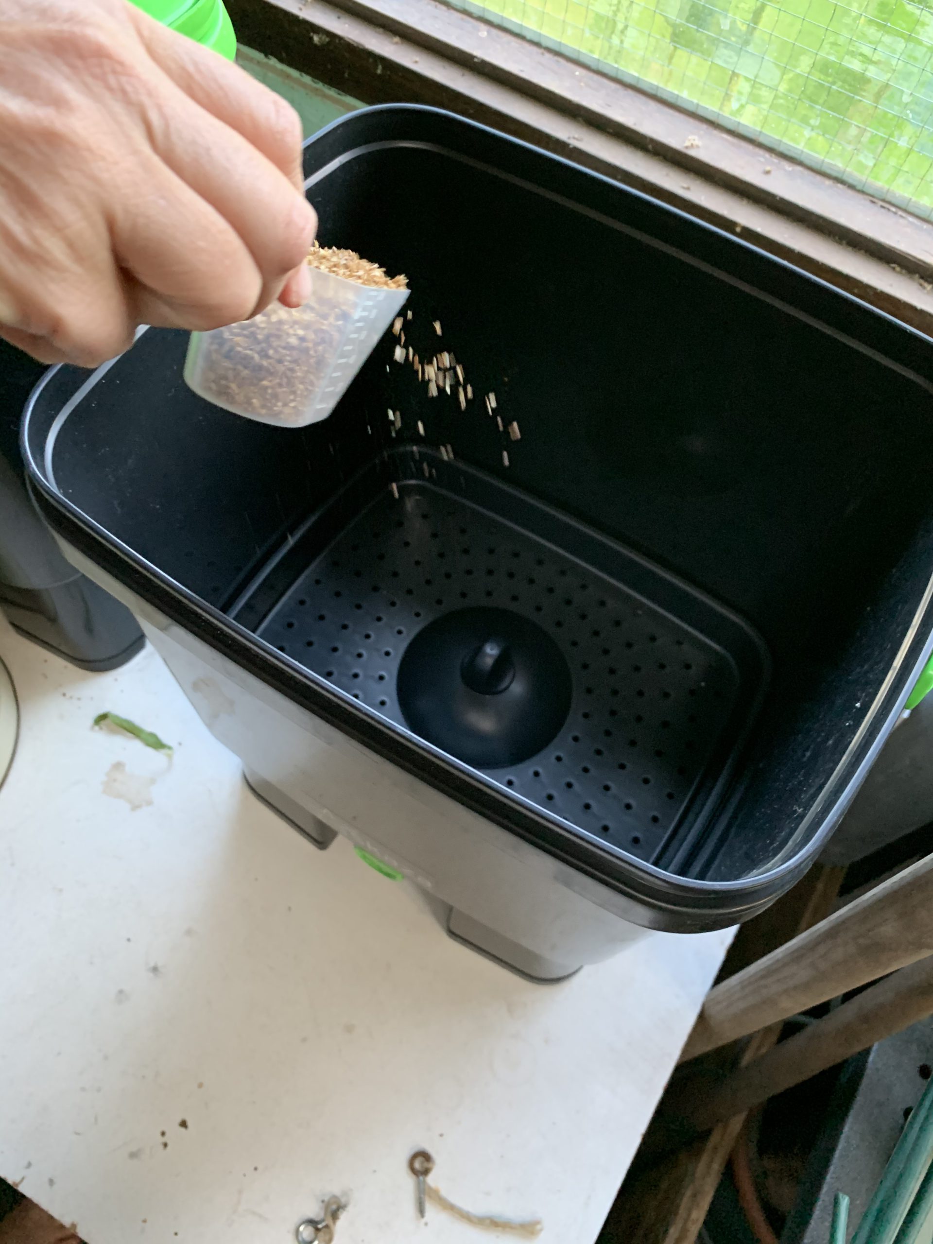 Compost starter in de Bokashi emmer strooien